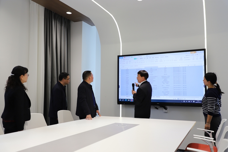 学校党委副书记、东西部协作乡村振兴学院首任院长(兼)陈治松介绍了东西部协作乡村振兴学院建设理念、组织架构、运营模式和前期建设及试运行情况。.jpg
